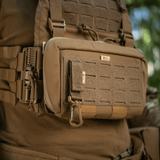 M-Tac karabiinihaka-lisävaruste kiinnitetty taktiseen MOLLE-reppuun, integroitu Velcro-remmillä ja YKK-soljella.
