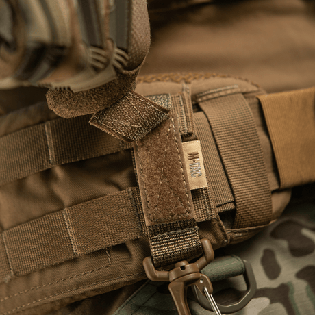 M-Tac Karabinhage Tilbehør kiinnitetty MOLLE-järjestelmään säädettävällä Velcro-remmillä, sopii taktiseen varusteeseen. Kompakti ja kevyt.