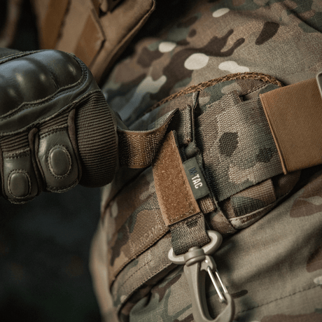 M-Tac karabiinihaka-lisävaruste kiinnitetty MOLLE-liiveihin, kevyt ja kompakti lisävarusteille.