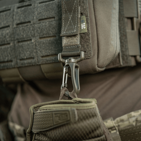 M-Tac karabiinihaka-lisävaruste kiinnitetty MOLLE-järjestelmään repun lisävarusteille.