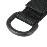Lähikuva M-Tac D-ring-kiinnikkeestä MOLLE-järjestelmään, musta, Velcro-lukituksella, kompakti ja kevyt taktiseen käyttöön.