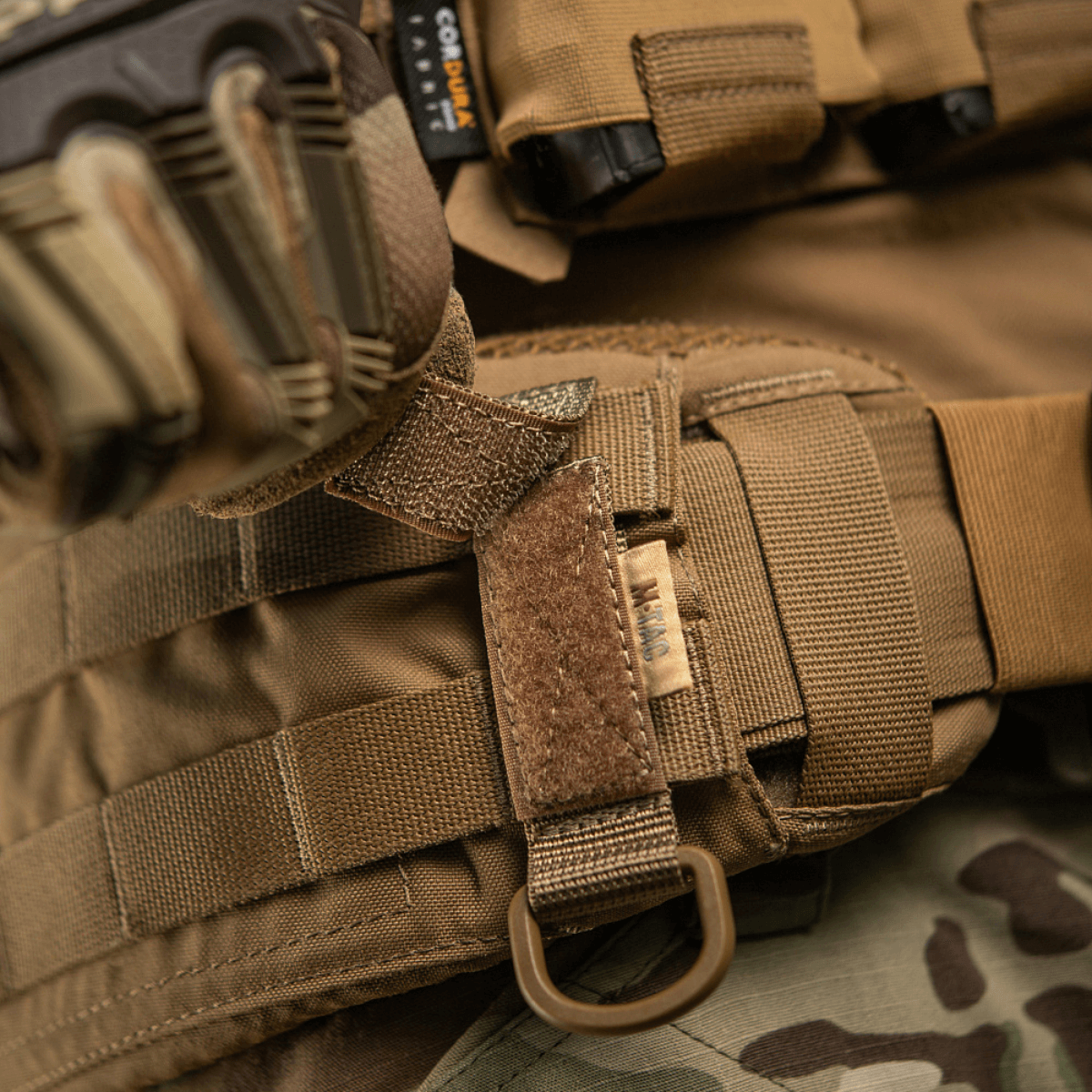 M-Tac-kiinnike D-renkaalla MOLLE-järjestelmään taktisiin varusteisiin, Velcro-säätö. Kompakti ja kevyt.