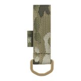 M-Tac-kiinnike D-renkaalla camouflage-kuosilla, sopii MOLLE-asennukseen reppuihin ja taktisiin varusteisiin, Velcro-suljin.