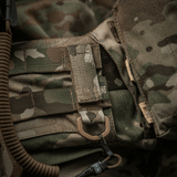 M-Tac-kiinnike D-renkaalla camouflage-liivissä MOLLE-järjestelmällä ja Velcro-sulkimella, sopii taktiseen kiinnitykseen.