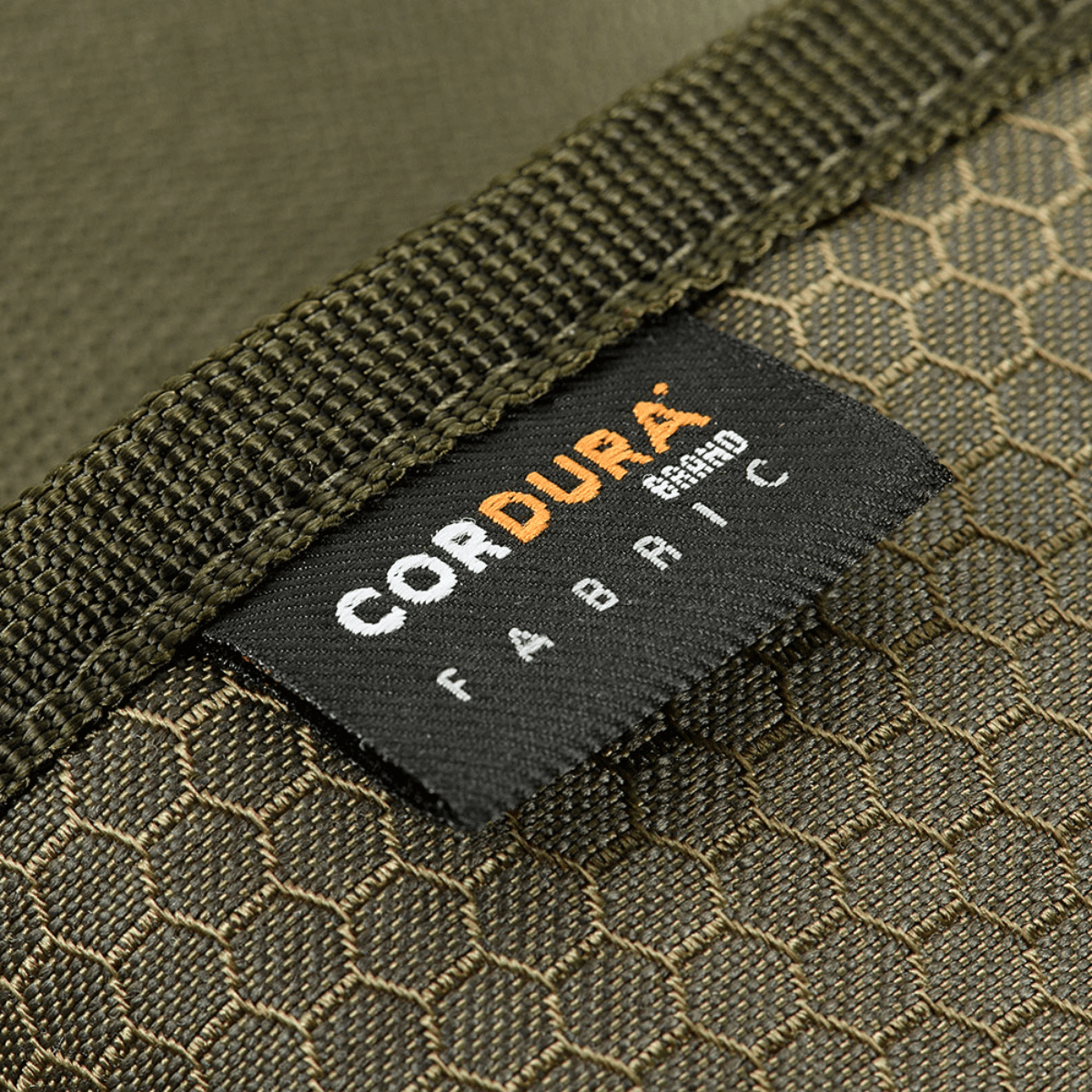 Lähikuva M-Tac Pung Elite Gen.II Hexistä Cordura Hex 1000D -kangasmerkillä, osoittaa kestävän ja tukevan materiaalin.