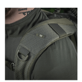 Lähikuva M-Tac Mission Rygsæk Elite Hex -repusta ergonomisella olkahihnalla Cordura Hex 1000D -materiaalista, sisältää MOLLE LASER CUT -järjestelmän.