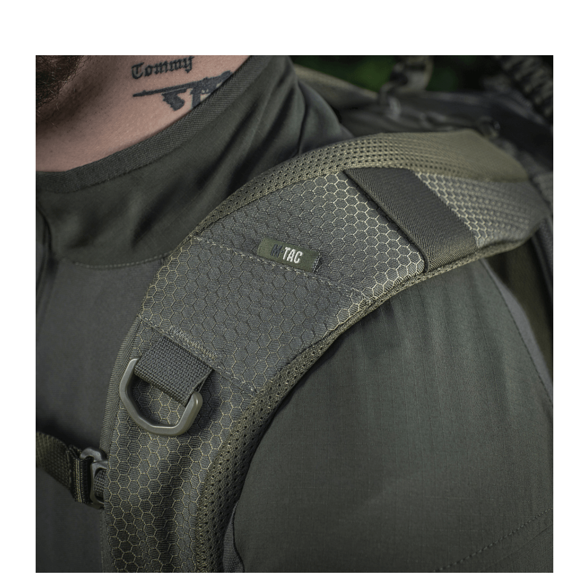 Lähikuva M-Tac Mission Rygsæk Elite Hex -repusta ergonomisella olkahihnalla Cordura Hex 1000D -materiaalista, sisältää MOLLE LASER CUT -järjestelmän.