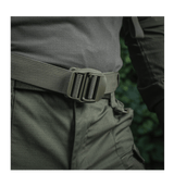 Mies pukeutuneena M-Tac Mission Rygsæk Elite Hex -reppuun Cordura-materiaalista ja MOLLE LASER CUT -järjestelmällä, lähellä vyötä.