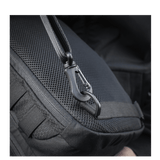 Lähikuva M-Tac Cross Taske Slim Elite Hex -laukusta, vankka YKK-vetoketju ja Woojin-solki, valmistettu kestävästä Cordura-materiaalista.