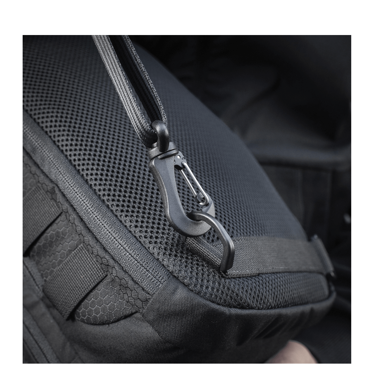 Lähikuva M-Tac Cross Taske Slim Elite Hex -laukusta, vankka YKK-vetoketju ja Woojin-solki, valmistettu kestävästä Cordura-materiaalista.