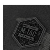 M-Tac Cross Taske Slim Elite Hex -logo laukussa kulutusta kestävästä Cordura-materiaalista, lähikuva M-Tac-merkistä.