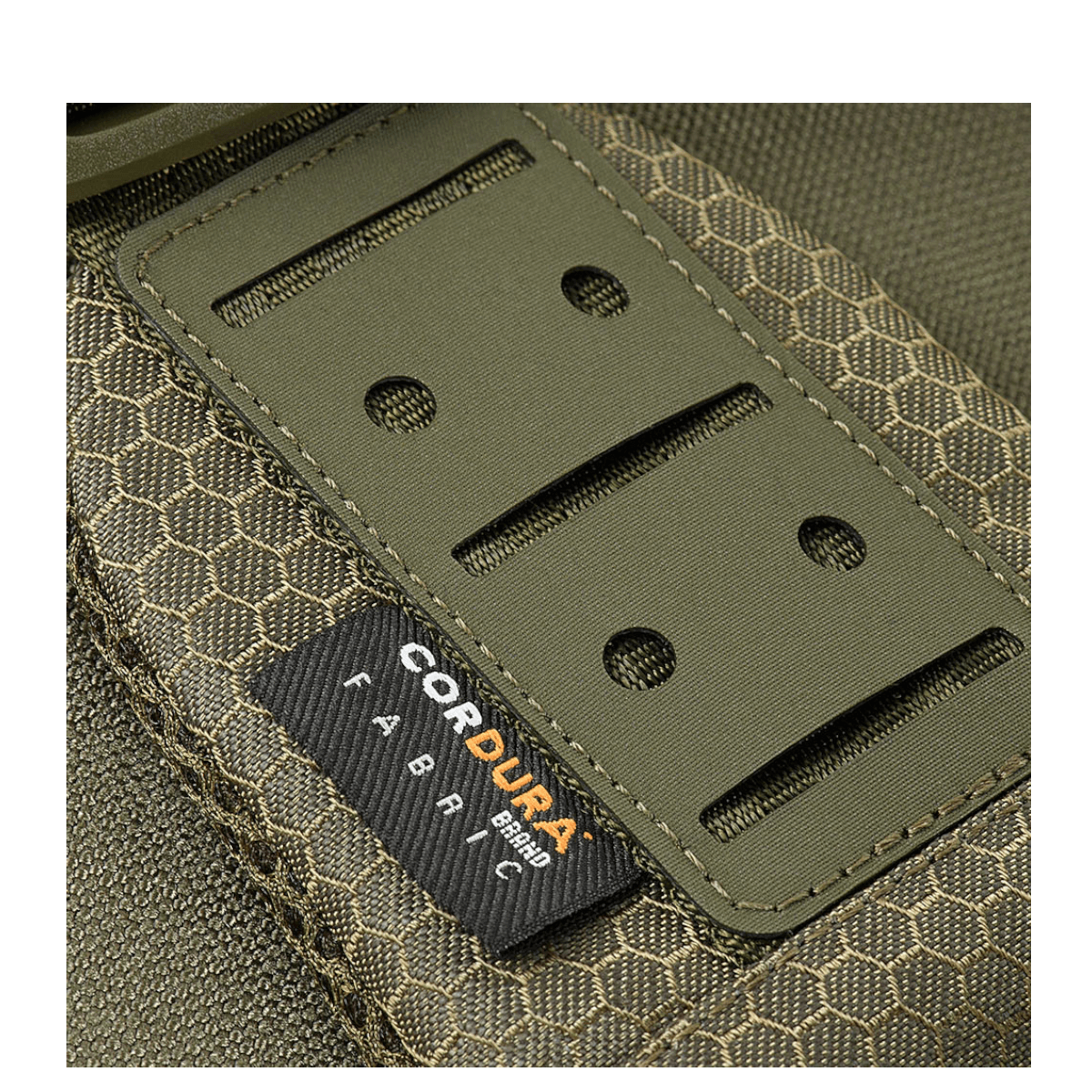 M-Tac Cross Taske Slim Elite Hex Cordura 500- ja Cordura Hex -materiaaleista, esittelee laukun tukevat ja tyylikkäät muotoiluelementit.