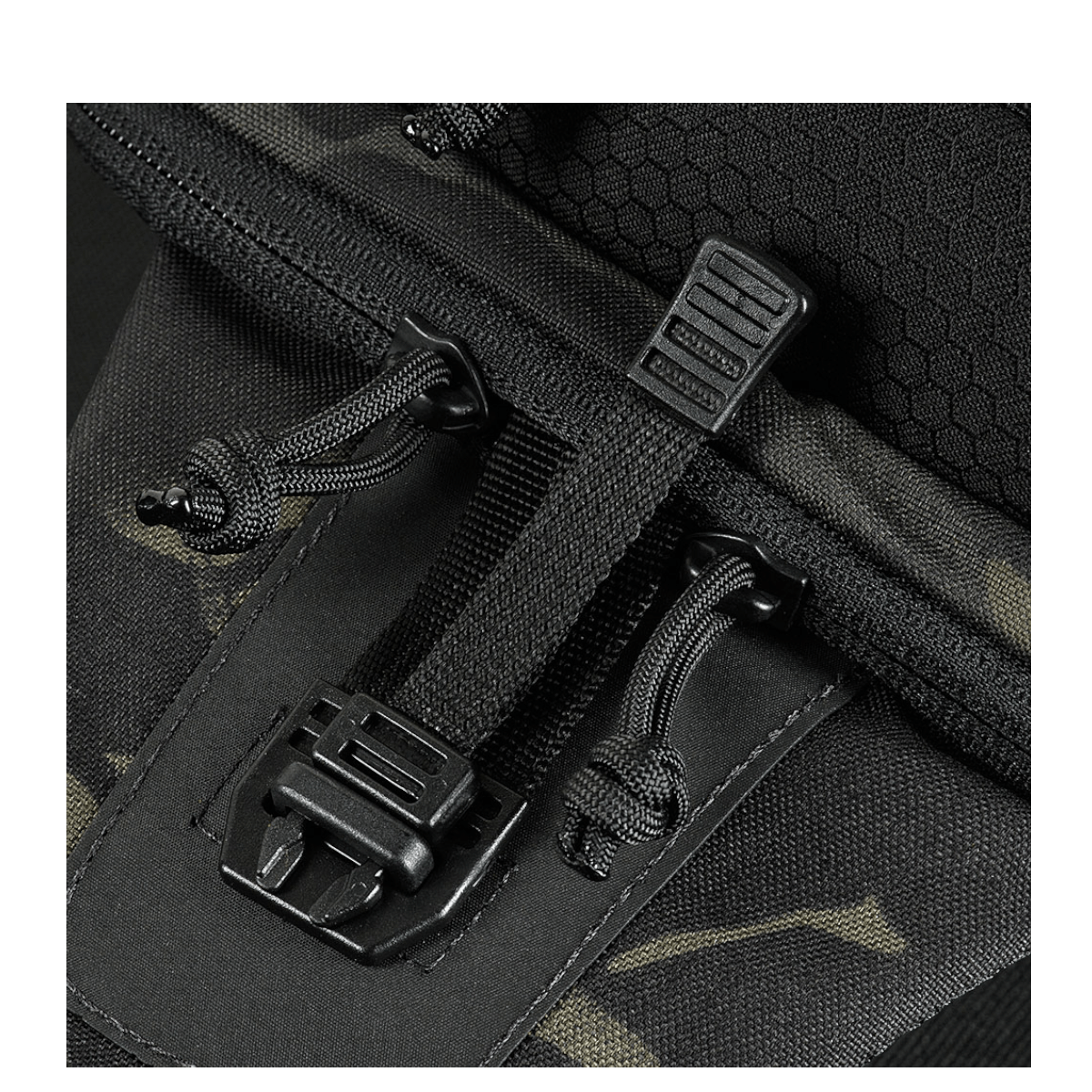 M-Tac Cross Taske Slim Elite Hex Cordura-materiaalista ja Woojin-soljella, yksityiskohtainen kuva vetoketjuista ja remmeistä.