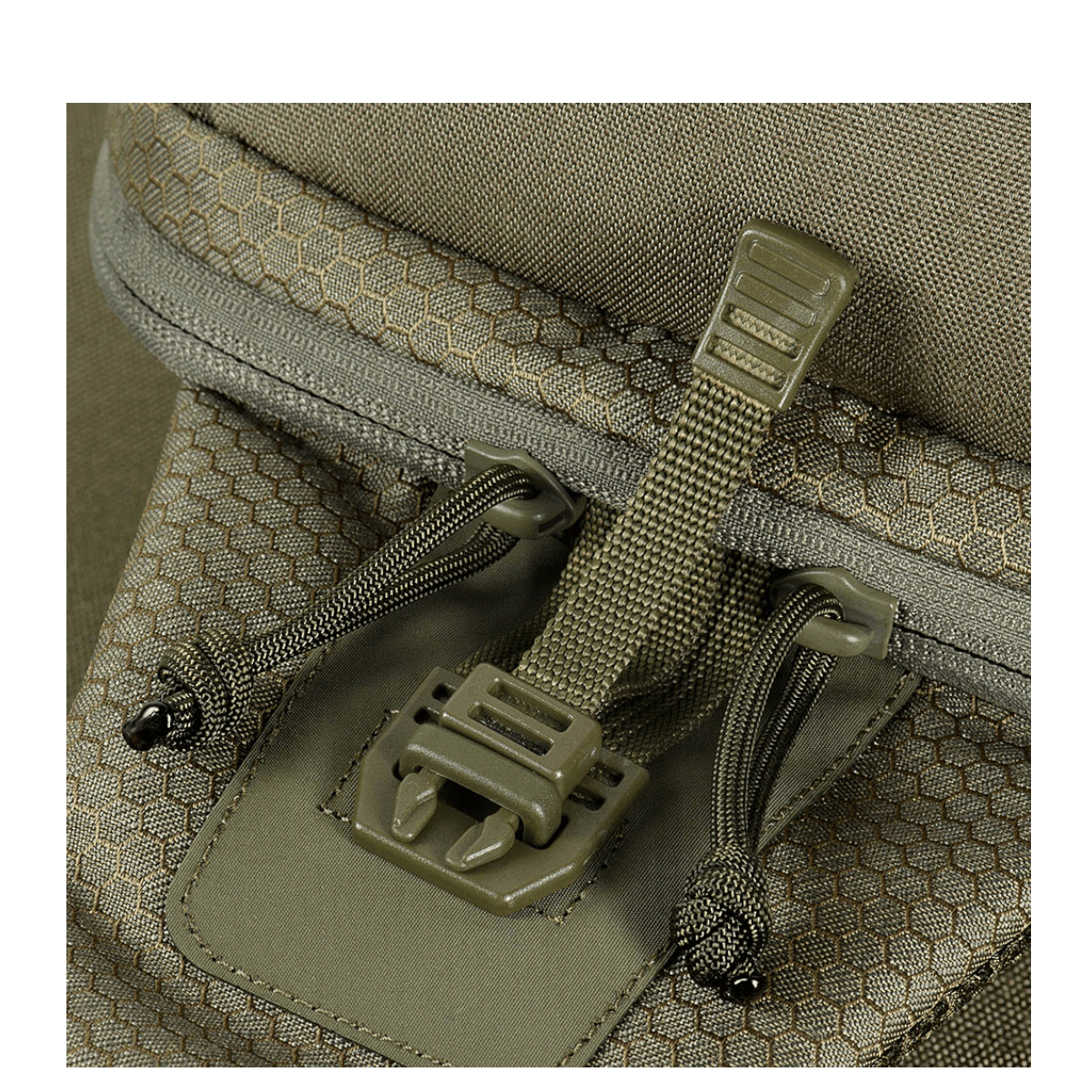 M-Tac Cross Taske Slim Elite Hex yksityiskohta Cordura-materiaalista ja YKK-vetoketjuista.
