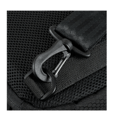 Lähikuva M-Tac Cross Taske Slim Elite Hex -laukun soljesta, valmistettu kestävästä Cordura-materiaalista YKK-komponenteilla.