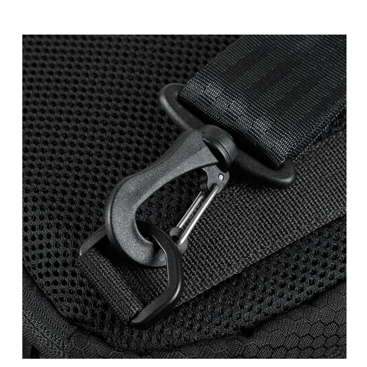 Lähikuva M-Tac Cross Taske Slim Elite Hex -laukun soljesta, valmistettu kestävästä Cordura-materiaalista YKK-komponenteilla.
