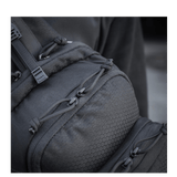 Lähikuva M-Tac Cross Taske Slim Elite Hex -laukusta, Hex-kuvio ja vahvat vetoketjut, valmistettu Cordura 500:sta ja Cordura Hexistä.
