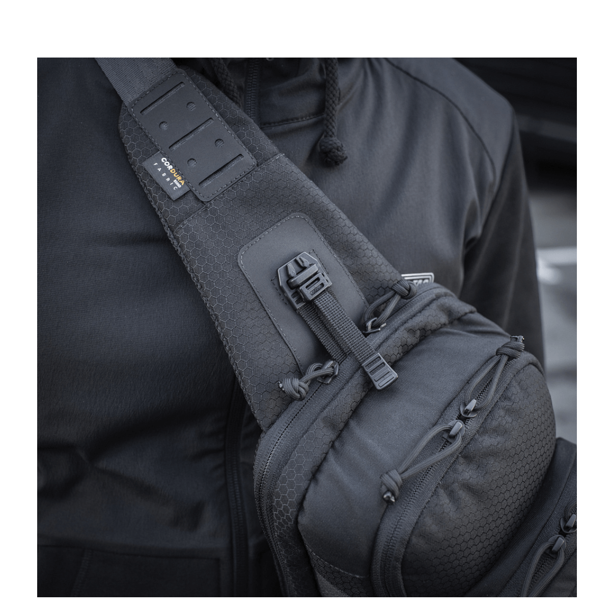 M-Tac Cross Taske Slim Elite Hex, kulutuksenkestävä Cordura-materiaali, säädettävä remmi, moderni muotoilu, täydellinen arkeen.
