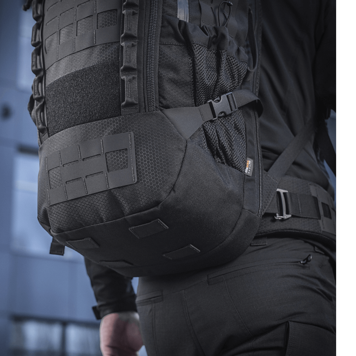 M-Tac Rygsæk Large Elite Hex Gen. IV, kulutusta kestävä ja ergonomisesti suunniteltu reppu, täydellinen aseiden kantamiseen erillään.