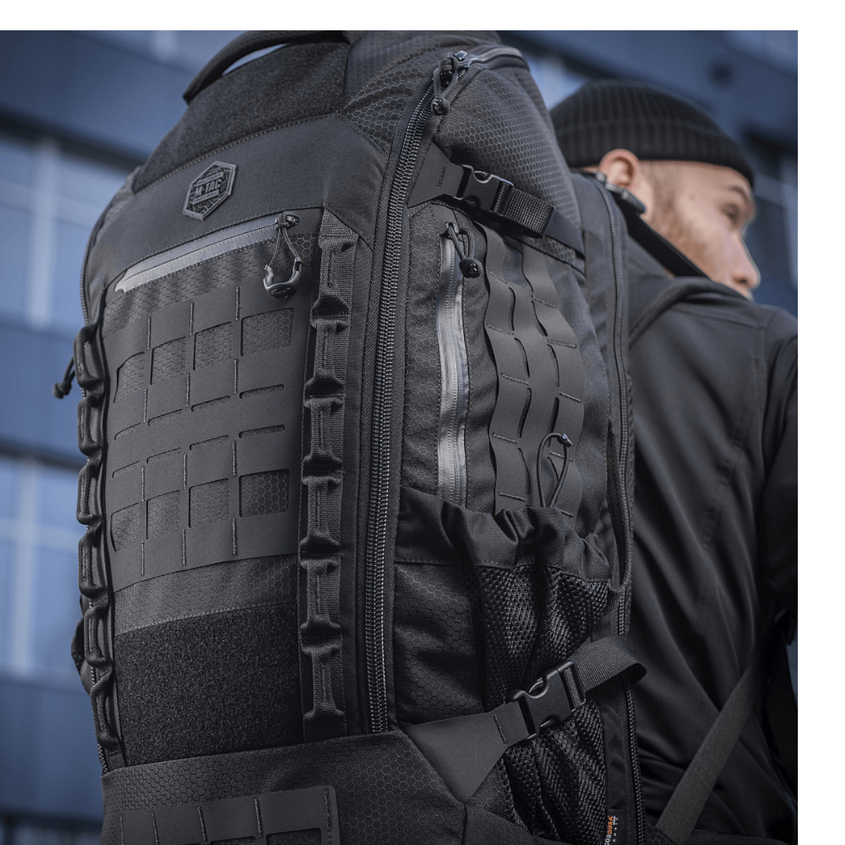 M-Tac Rygsæk Large Elite Hex Gen. IV mustana, ergonominen muotoilu ja toiminnallinen säilytys, valmistettu kestävästä Cordura-kankaasta.