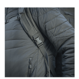 Lähikuva M-Tac reppu Large Elite Hex Gen. IV henkilöllä takki päällä, näyttää ergonomisen muotoilun ja vahvan rakenteen.