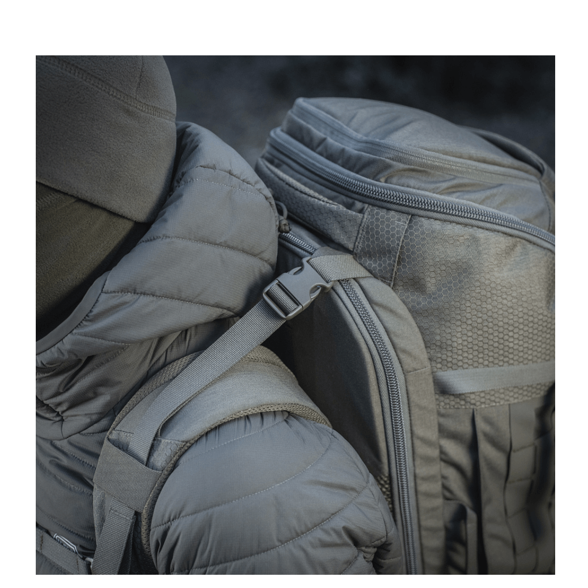 M-Tac reppu Large Elite Hex Gen. IV ergonomisesti suunniteltu kestävistä Cordura-materiaaleista, tyylikäs ja toiminnallinen aseiden kantamiseen.
