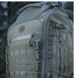 M-Tac reppu Large Elite Hex Gen. IV lähikuvassa luonnossa, näyttää Cordura-materiaalit ja toiminnallisen muotoilun.