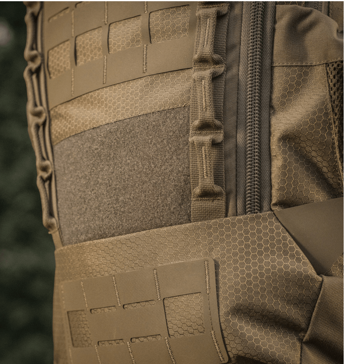 Lähikuva M-Tac reppu Large Elite Hex Gen. IV:stä voimakkaasta Cordura-materiaalista.