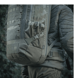 M-Tac reppu Large Elite Hex Gen. IV kantaa henkilö, näyttää repun tyylikkään ilmeen ja kestävät materiaalit kuten Cordura 500D ja Hex 1000.