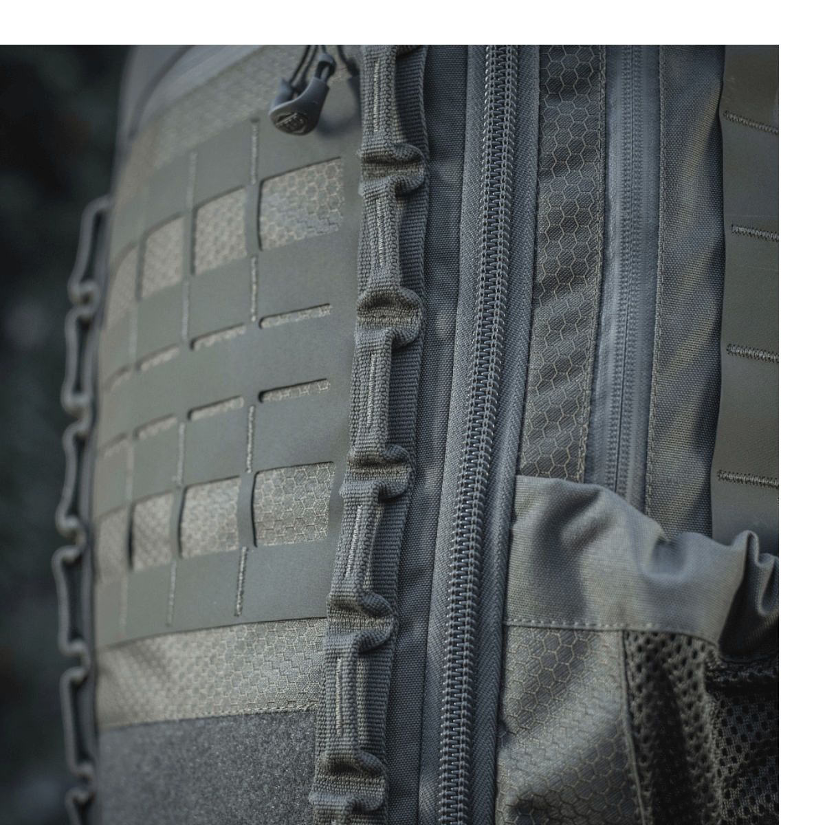 M-Tac reppu Large Elite Hex Gen. IV, kuva tiiviistä materiaalista ja vetoketjuista, robusti Cordura 500D- ja Hex 1000 -design.
