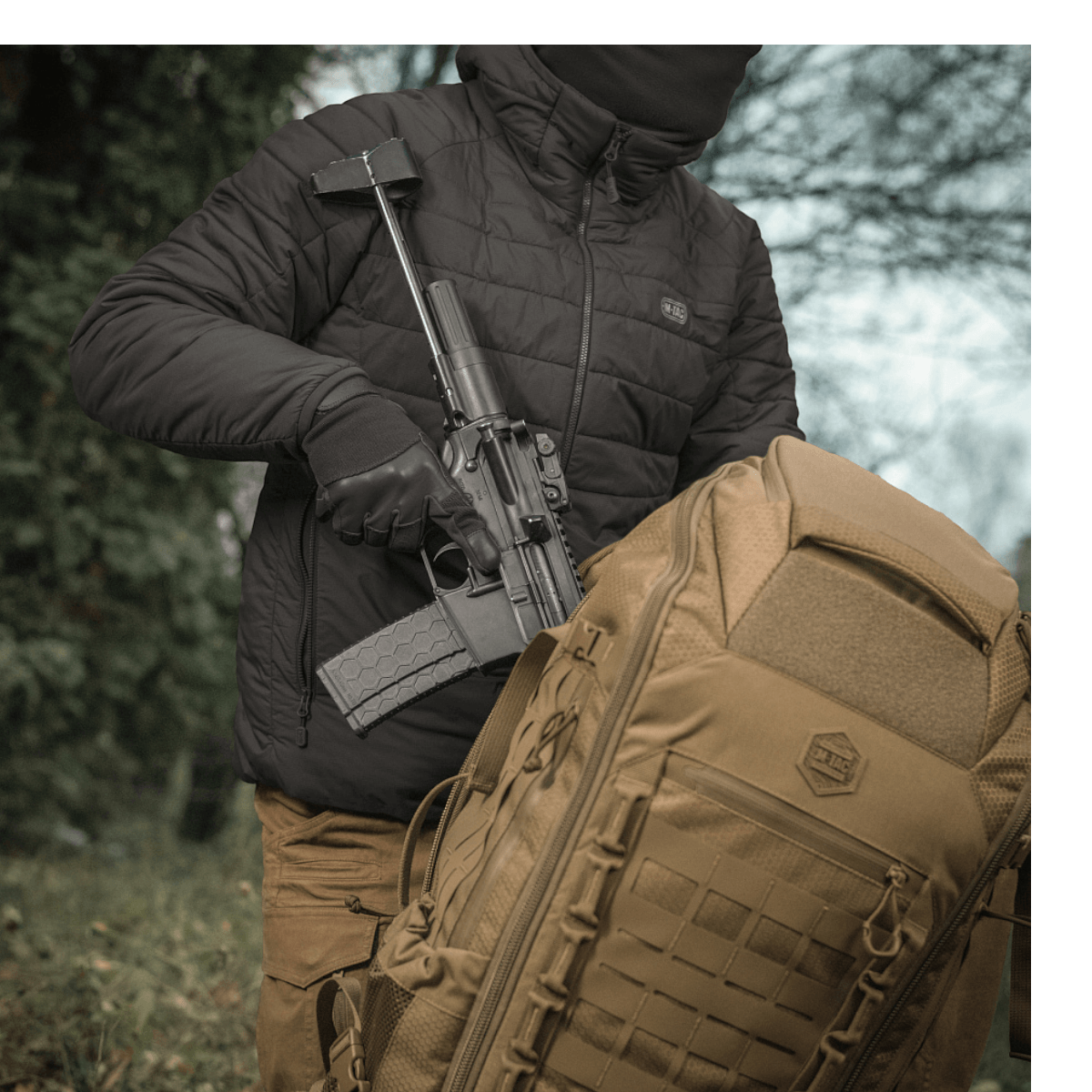 M-Tac reppu Large Elite Hex Gen. IV maastossa taktisen sulun kanssa, suunniteltu kantamaan erillisiä aseita, tehty Cordurasta.