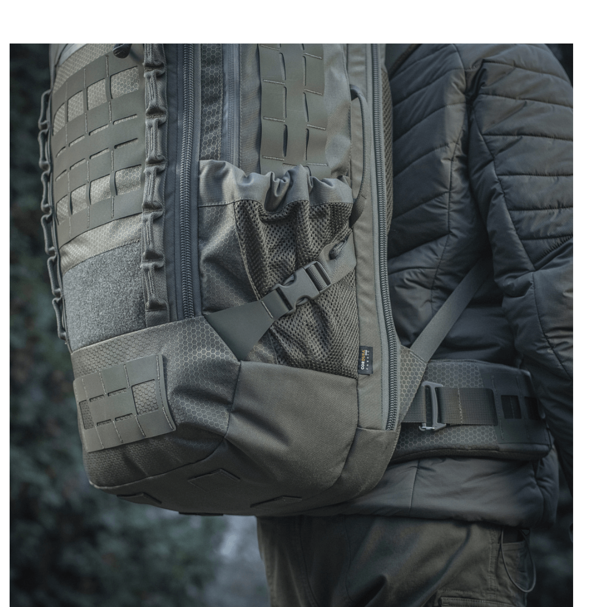 M-Tac reppu Large Elite Hex Gen. IV kestävästä Cordura-kankaasta, ergonomisesti suunniteltu monipuoliseen ja kestävään käyttöön, nähty takaa.