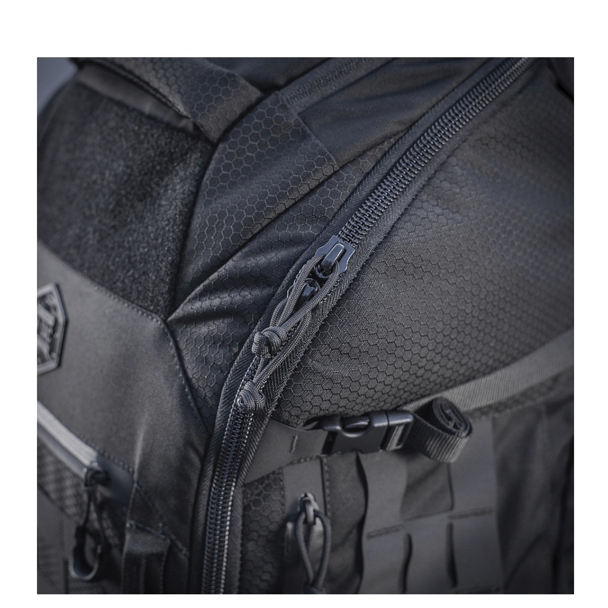 Lähikuva M-Tac Rygsæk Large Elite Hex Gen. IV -repusta kulutusta kestävässä Cordura-materiaalissa, suunniteltu kestävyydelle ja tyylille.