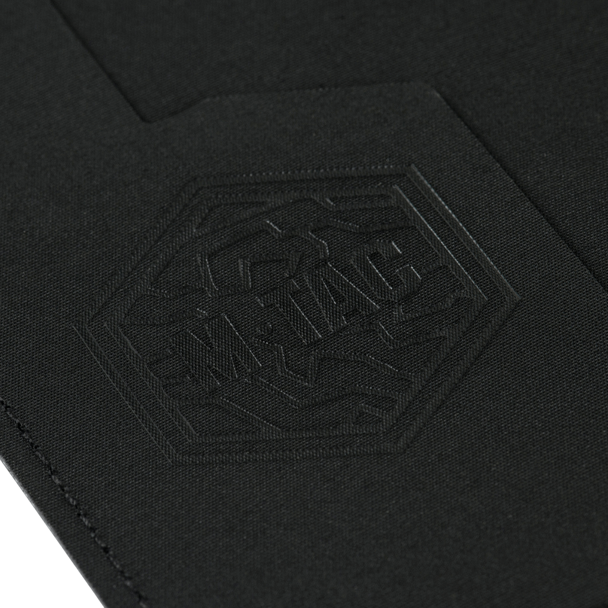 M‑Tac Pascover suojaa tyylikkäällä M‑Tac-logolla, kestävä polymerikomposiitti, sopii passeille 13,5 x 10 cm.