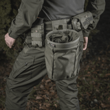 M‑Tac Magasinsæk Dump Pouch Lite Elite kiinnitetty taktiseen vyöhön quick-pull-sulkimella ja Cordura 500D -materiaalilla.