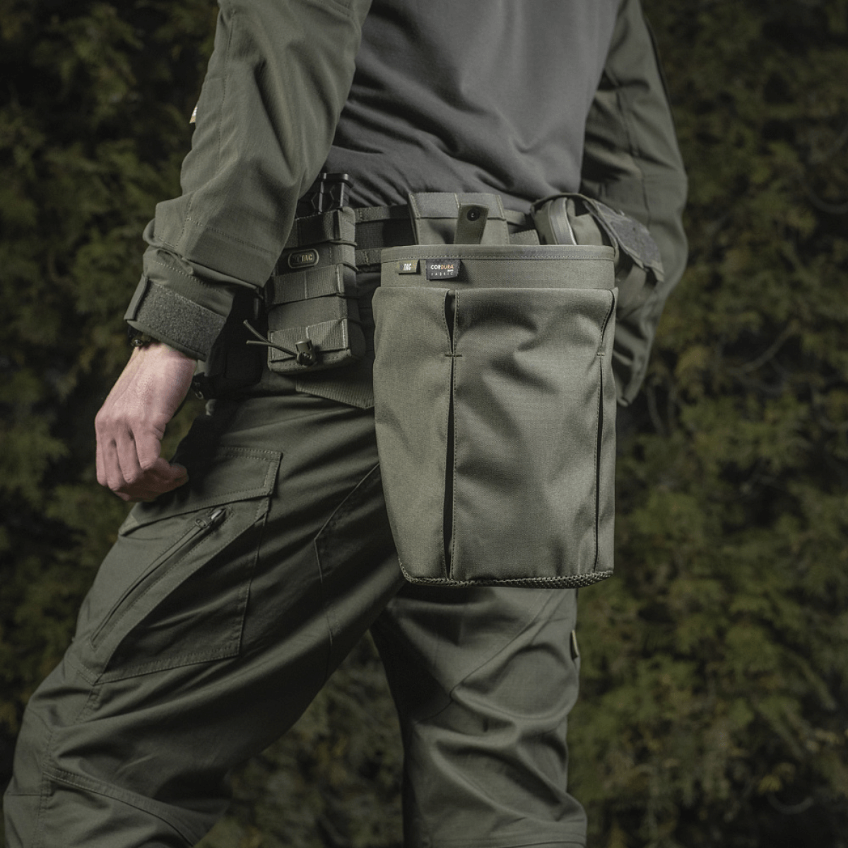 M‑Tac Magasinsæk Dump Pouch Lite Elite kiinnitetty vyöhön lippaiden nopeaan säilytykseen ulkoilma-aktiviteeteissa.