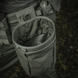 M‑Tac Magasinsæk Dump Pouch Lite Elite kiinnitettynä vyöhön, valmistettu kestävästä Cordura 500D:stä, quick-pull-suljin ja rei'itys.