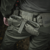 M‑Tac Magasinsæk Dump Pouch Lite Elite kiinnitettynä vyöhön quick-pull-lukolla ja kestävällä muotoilulla, ihanteellinen nopeaan säilytykseen.
