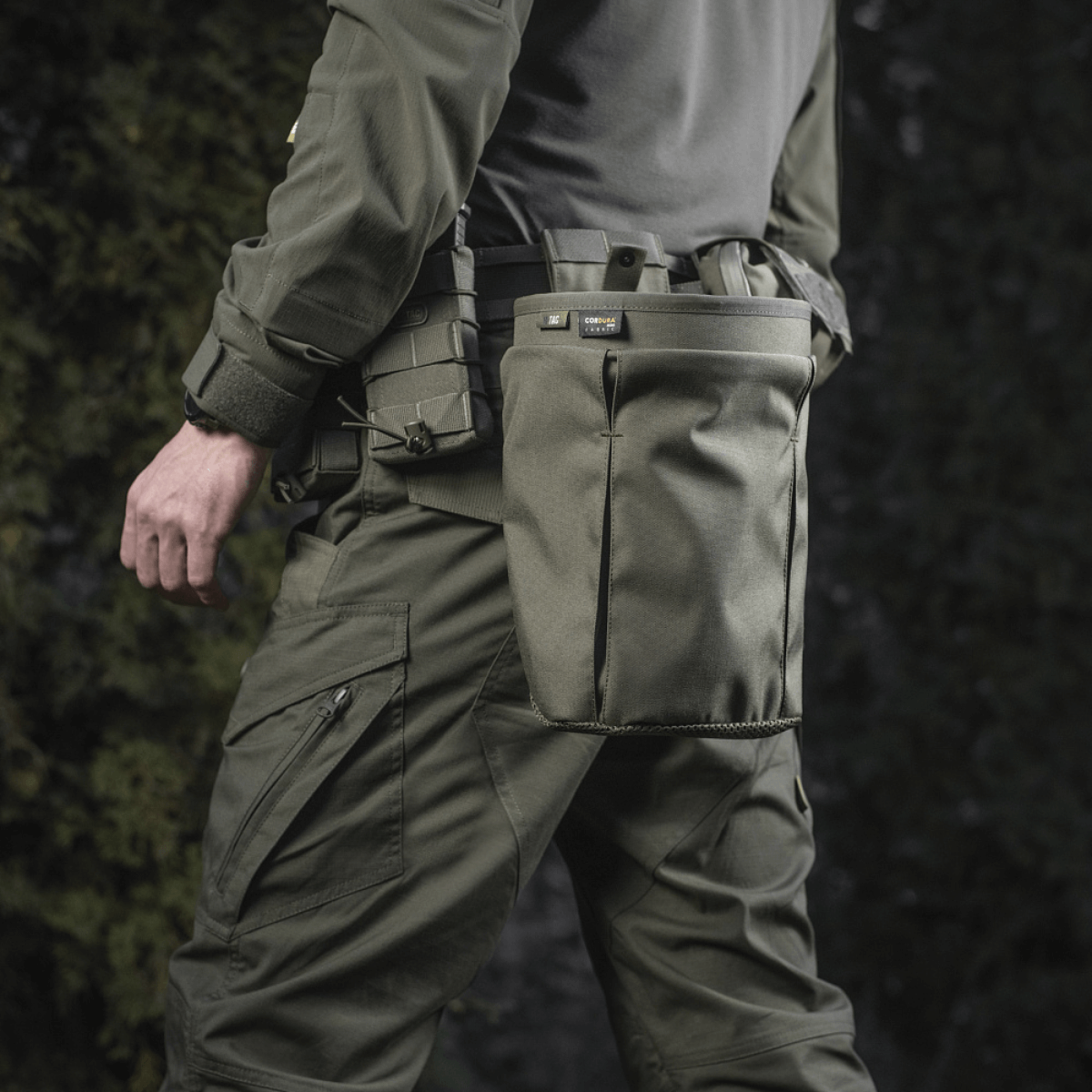 M‑Tac Magasinsæk Dump Pouch Lite Elite kiinnitettynä vyöhön, kätevä lippaiden nopeaan säilytykseen, sotilaskäyttö.