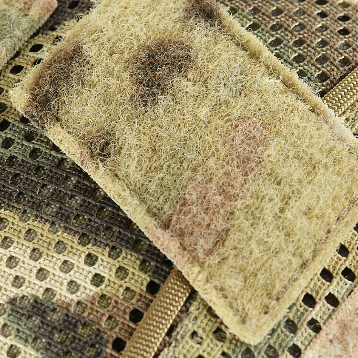 M‑Tac Hjelmcover Shroud Elite MULTICAM-maastokuvio Cordura 500D:llä ja verkkomuotoilulla, näyttää Velcro-paikan tunnisteille, merkeille tai valolle.