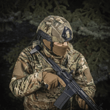 M‑Tac Hjelmcover Shroud Elite MULTICAM-maastokuvio, käytetty TOR-D-kypärässä optimaaliseen naamiointiin ja suojaukseen, ulkona.