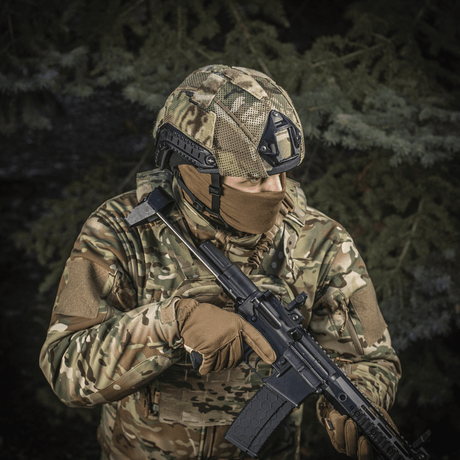 M‑Tac Hjelmcover Shroud Elite MULTICAM-maastokuvio, käytetty TOR-D-kypärässä optimaaliseen naamiointiin ja suojaukseen, ulkona.