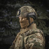 M‑Tac Hjelmcover Shroud Elite MULTICAMissa, asennettuna TOR-D-kypärään, suunniteltu naamiointiin ja suojaukseen Velcro-paneeleilla.
