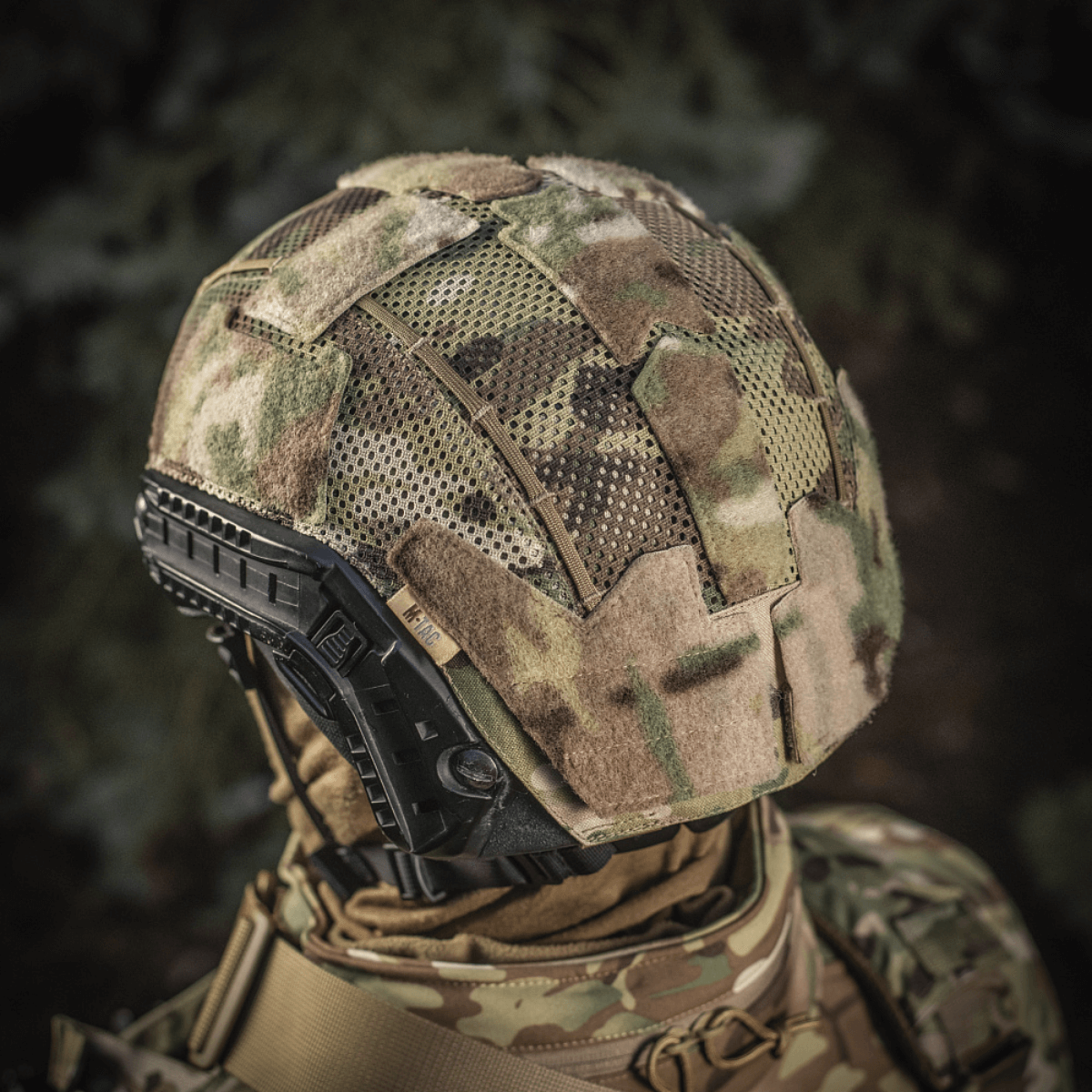 M‑Tac Hjelmcover Shroud Elite MULTICAM-kuvioisena kypärällä, valmistettu Cordura 500D:stä ja erikoismeshistä optimaaliseen suojaan.