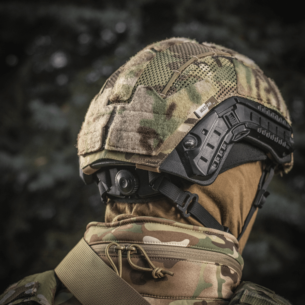 M‑Tac Hjelmcover Shroud Elite MULTICAM-camossa TOR-D-kypärille, tehty Cordura 500D:stä ja meshistä, Velcro-paneelit ja remmit.