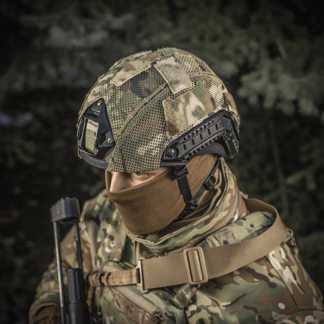 M‑Tac Hjelmcover Shroud Elite MULTICAM-kamouflage TOR-D-kypärällä metsäympäristössä.