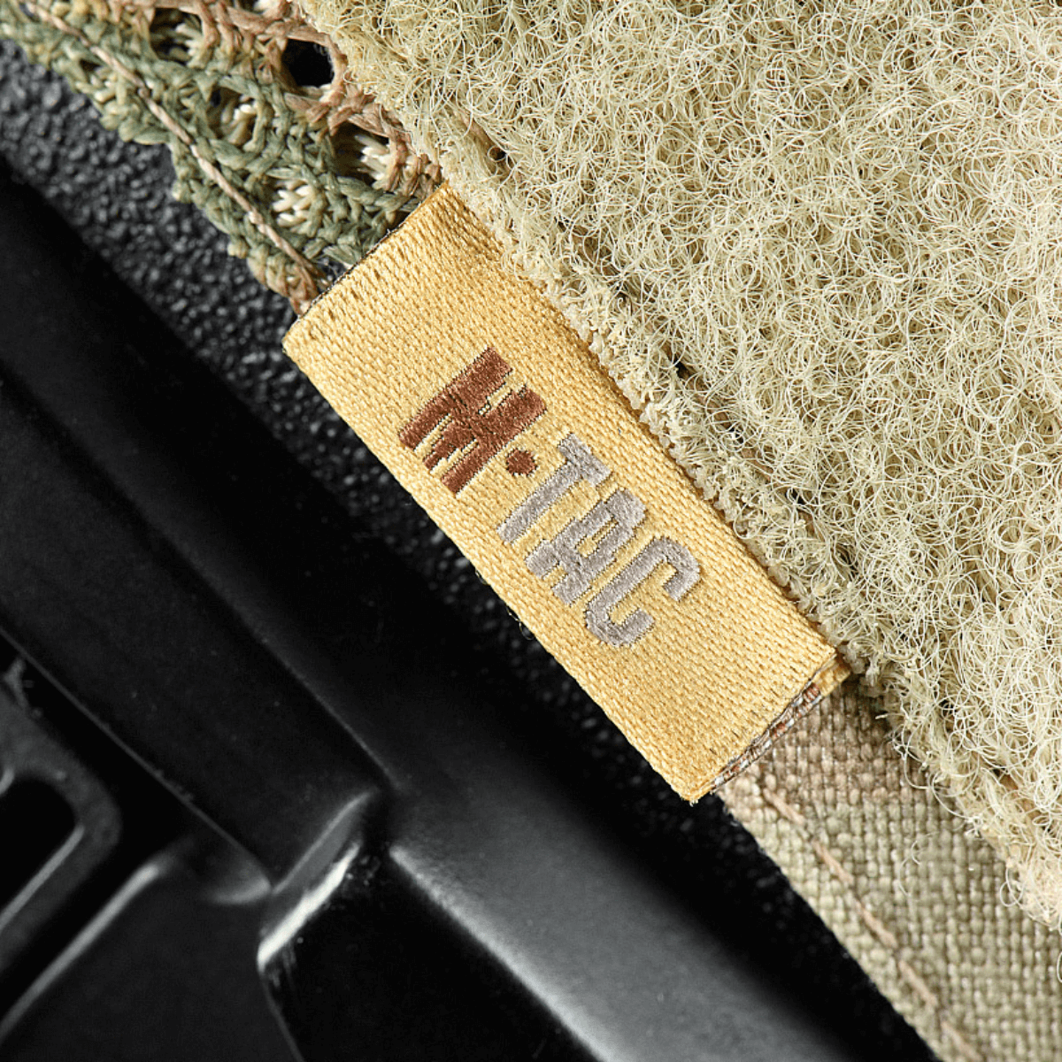 M-Tac Hjelmcover Shroud Elite Cordura 500D:stä MULTICAM-muotoilulla ja Velcro-paneeleilla TOR-D-kypärille. Suojaa kulumalta ja vaurioilta.