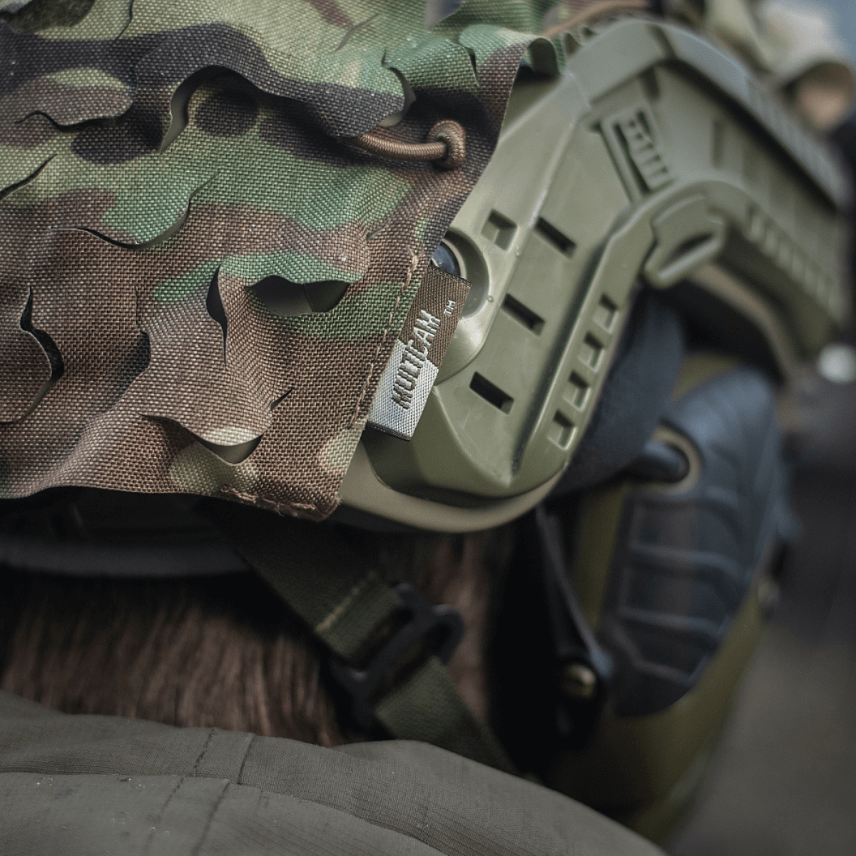 M-Tac Vilha Hjelmcover FAST multicam-kuviossa, suunniteltu naamiointiin ja suojaan epätasaisessa maastossa; lähikuva.