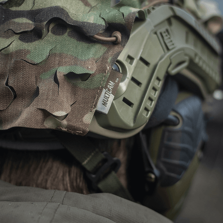 M-Tac Vilha Hjelmcover FAST multicam-kuviossa, suunniteltu naamiointiin ja suojaan epätasaisessa maastossa; lähikuva.