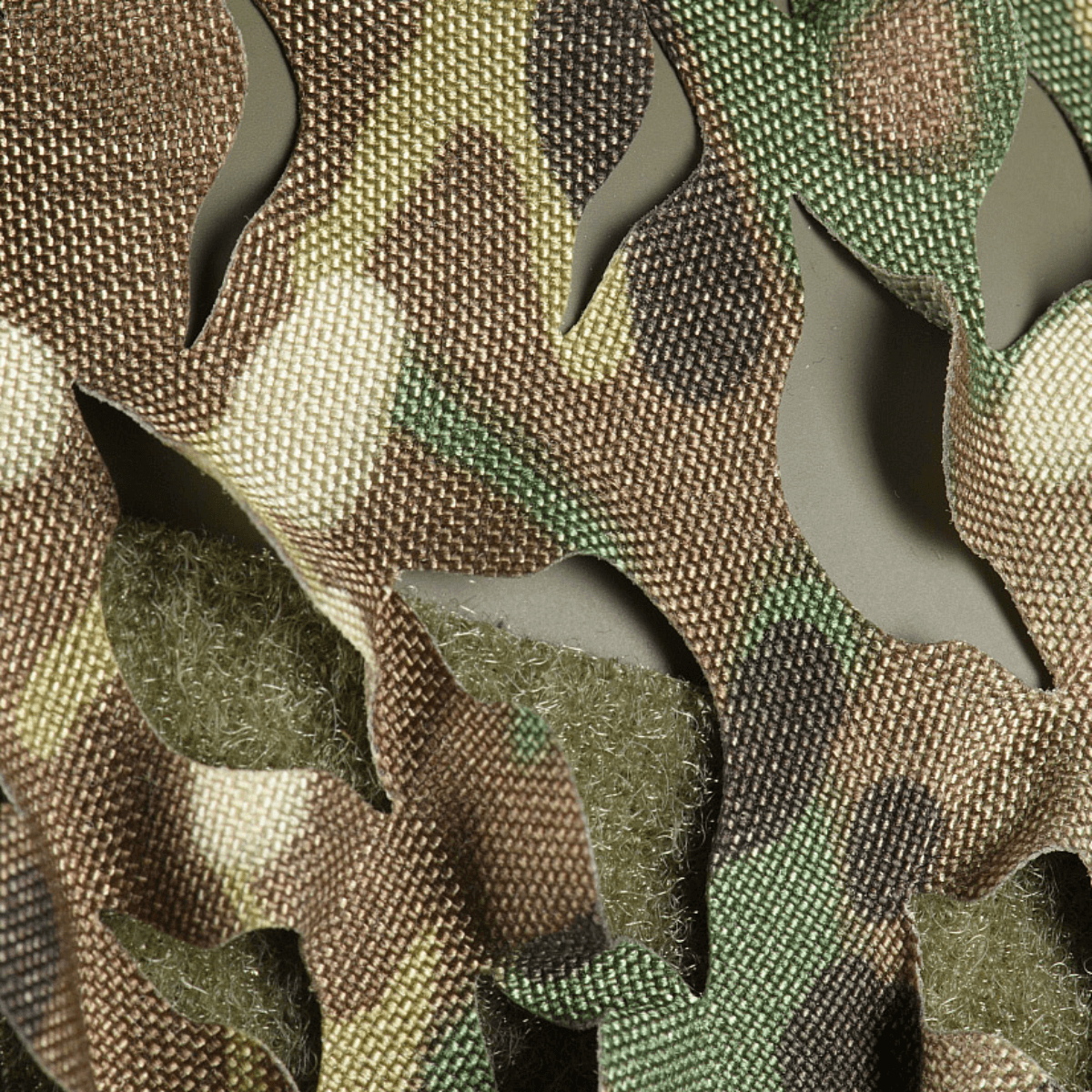 Lähikuva M‑Tac Vilha Hjelmcover FAST Multicam-kuviosta, Cordura 500D-materiaali, sopiva naamiointiin ja suojaukseen maastossa.